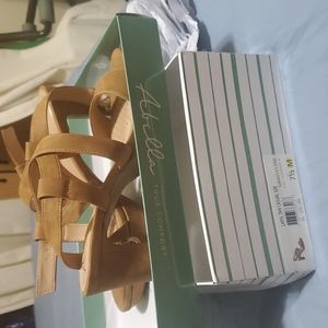 New woman's Tan Heels